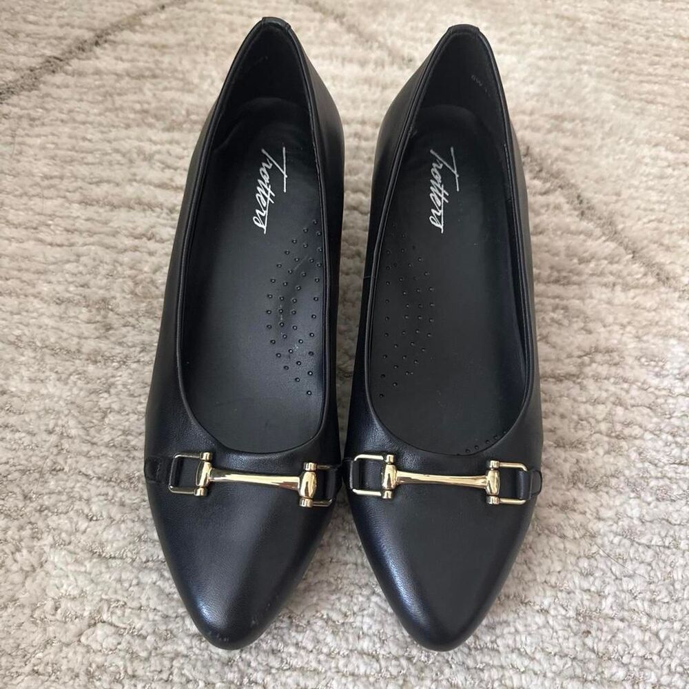 Trotters Women's Black Courts